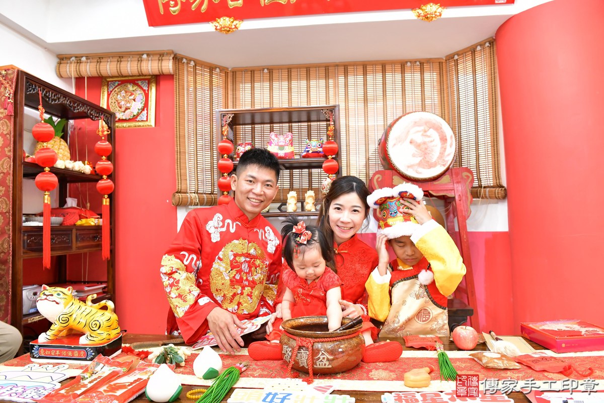 傳家手工印章高雄店、抓周、度晬、中國風會場、抓周道具物品、抓周證書、滿周歲、彤彤寶寶、高雄市、拍照、生日快樂