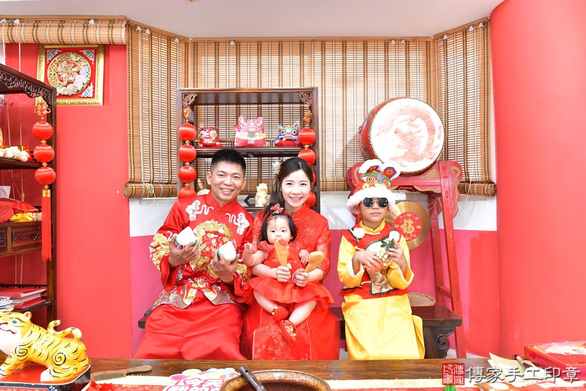 傳家手工印章高雄店、抓周、度晬、中國風會場、抓周道具物品、抓周證書、滿周歲、彤彤寶寶、高雄市、拍照、生日快樂
