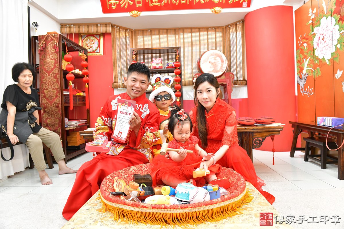 傳家手工印章高雄店、抓周、度晬、中國風會場、抓周道具物品、抓周證書、滿周歲、彤彤寶寶、高雄市、拍照、生日快樂