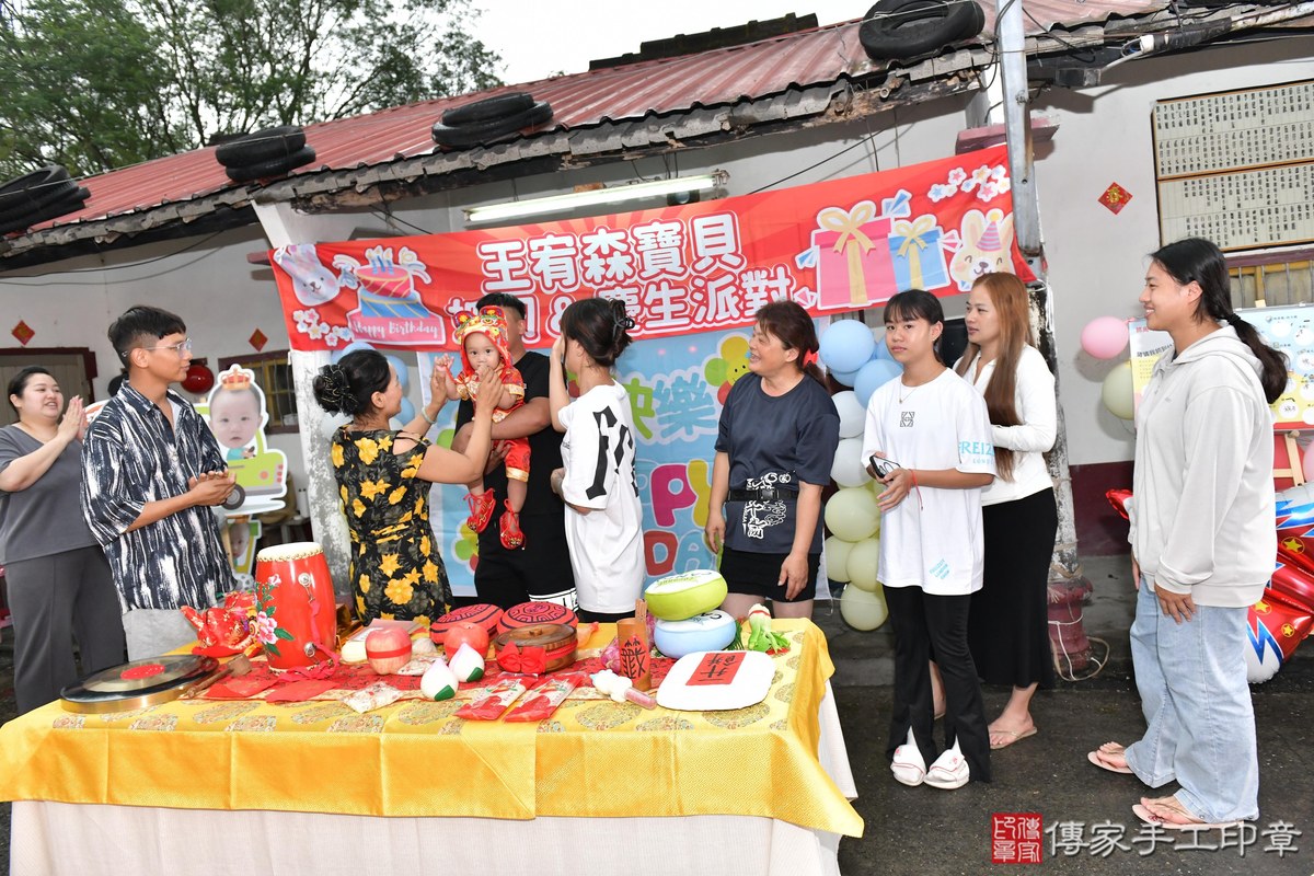傳家手工印章高雄店、抓周、度晬、中國風會場、抓周道具物品、抓周證書、滿周歲、小宥寶寶、高雄市、拍照、生日快樂