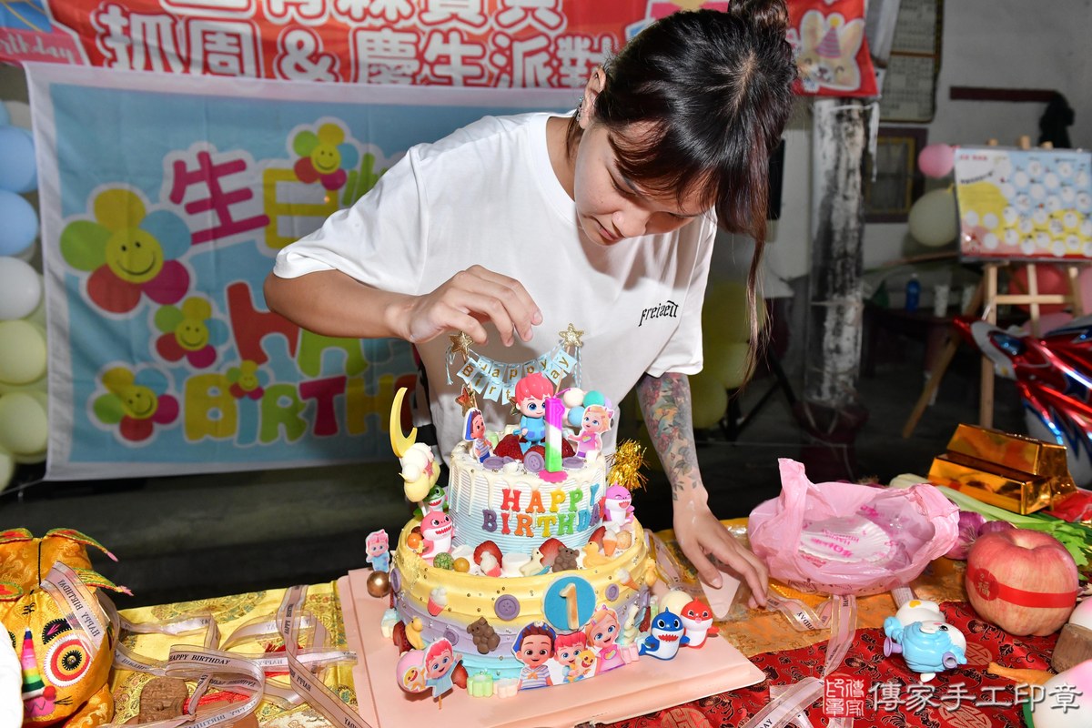傳家手工印章高雄店、抓周、度晬、中國風會場、抓周道具物品、抓周證書、滿周歲、小宥寶寶、高雄市、拍照、生日快樂