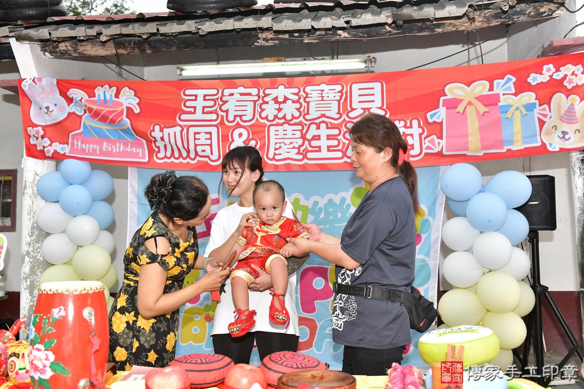 傳家手工印章高雄店、抓周、度晬、中國風會場、抓周道具物品、抓周證書、滿周歲、小宥寶寶、高雄市、拍照、生日快樂