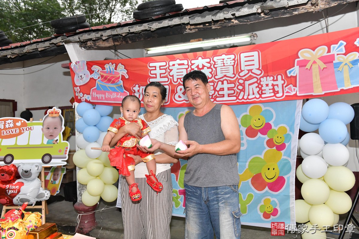傳家手工印章高雄店、抓周、度晬、中國風會場、抓周道具物品、抓周證書、滿周歲、小宥寶寶、高雄市、拍照、生日快樂