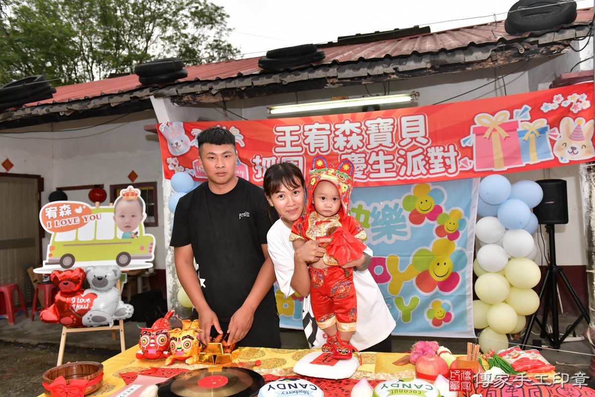 傳家手工印章高雄店、抓周、度晬、中國風會場、抓周道具物品、抓周證書、滿周歲、小宥寶寶、高雄市、拍照、生日快樂
