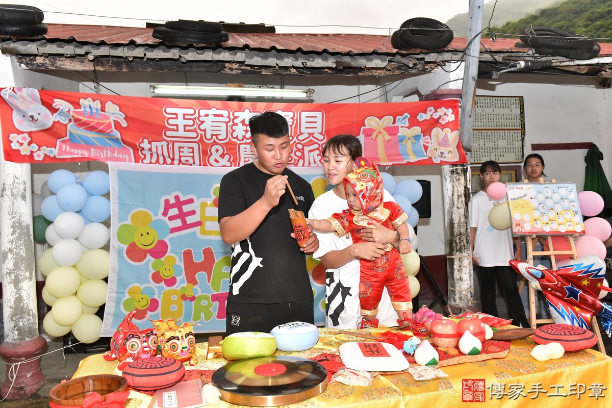 傳家手工印章高雄店、抓周、度晬、中國風會場、抓周道具物品、抓周證書、滿周歲、小宥寶寶、高雄市、拍照、生日快樂