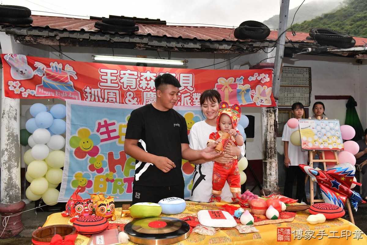 傳家手工印章高雄店、抓周、度晬、中國風會場、抓周道具物品、抓周證書、滿周歲、小宥寶寶、高雄市、拍照、生日快樂