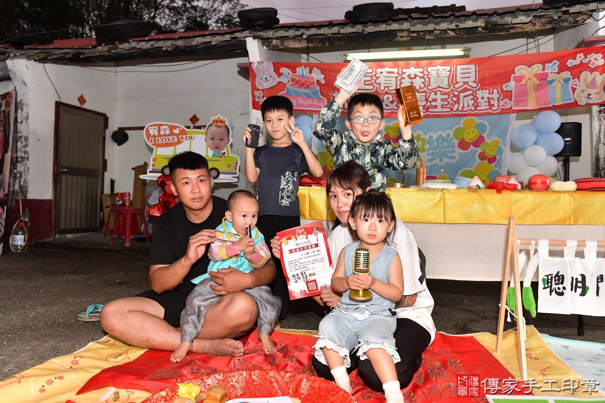 傳家手工印章高雄店、抓周、度晬、中國風會場、抓周道具物品、抓周證書、滿周歲、小宥寶寶、高雄市、拍照、生日快樂