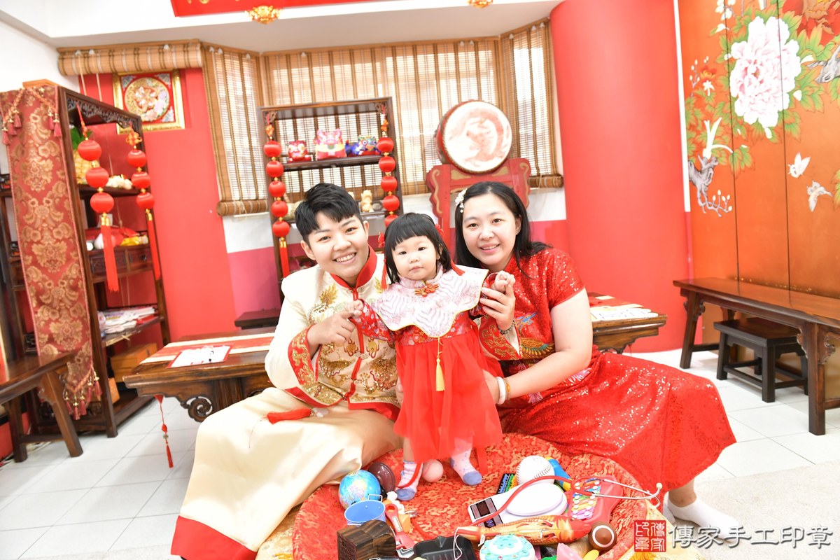 傳家手工印章高雄店、抓周、度晬、中國風會場、抓周道具物品、抓周證書、滿周歲、桐桐寶寶、高雄市、拍照、生日快樂