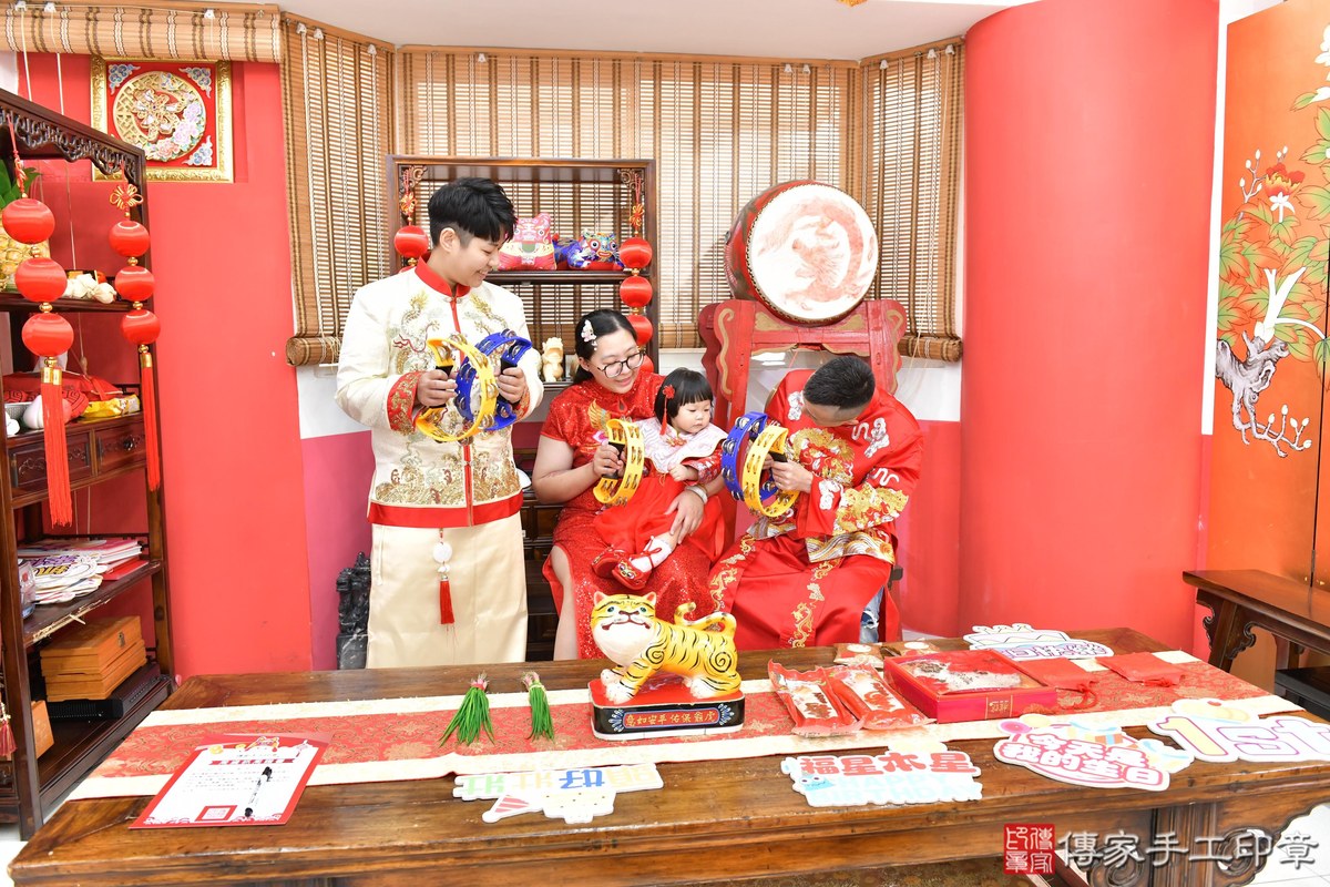傳家手工印章高雄店、抓周、度晬、中國風會場、抓周道具物品、抓周證書、滿周歲、桐桐寶寶、高雄市、拍照、生日快樂