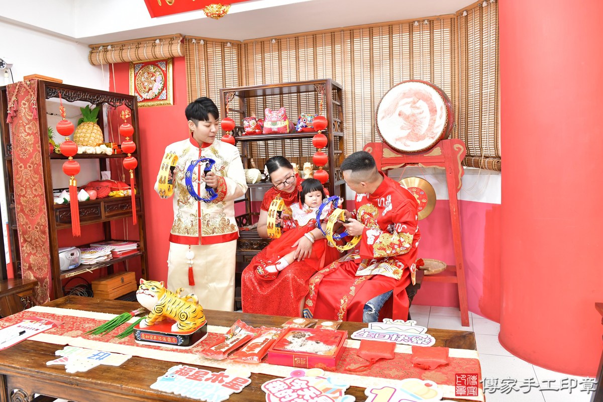 傳家手工印章高雄店、抓周、度晬、中國風會場、抓周道具物品、抓周證書、滿周歲、桐桐寶寶、高雄市、拍照、生日快樂