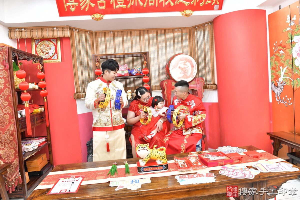 傳家手工印章高雄店、抓周、度晬、中國風會場、抓周道具物品、抓周證書、滿周歲、桐桐寶寶、高雄市、拍照、生日快樂