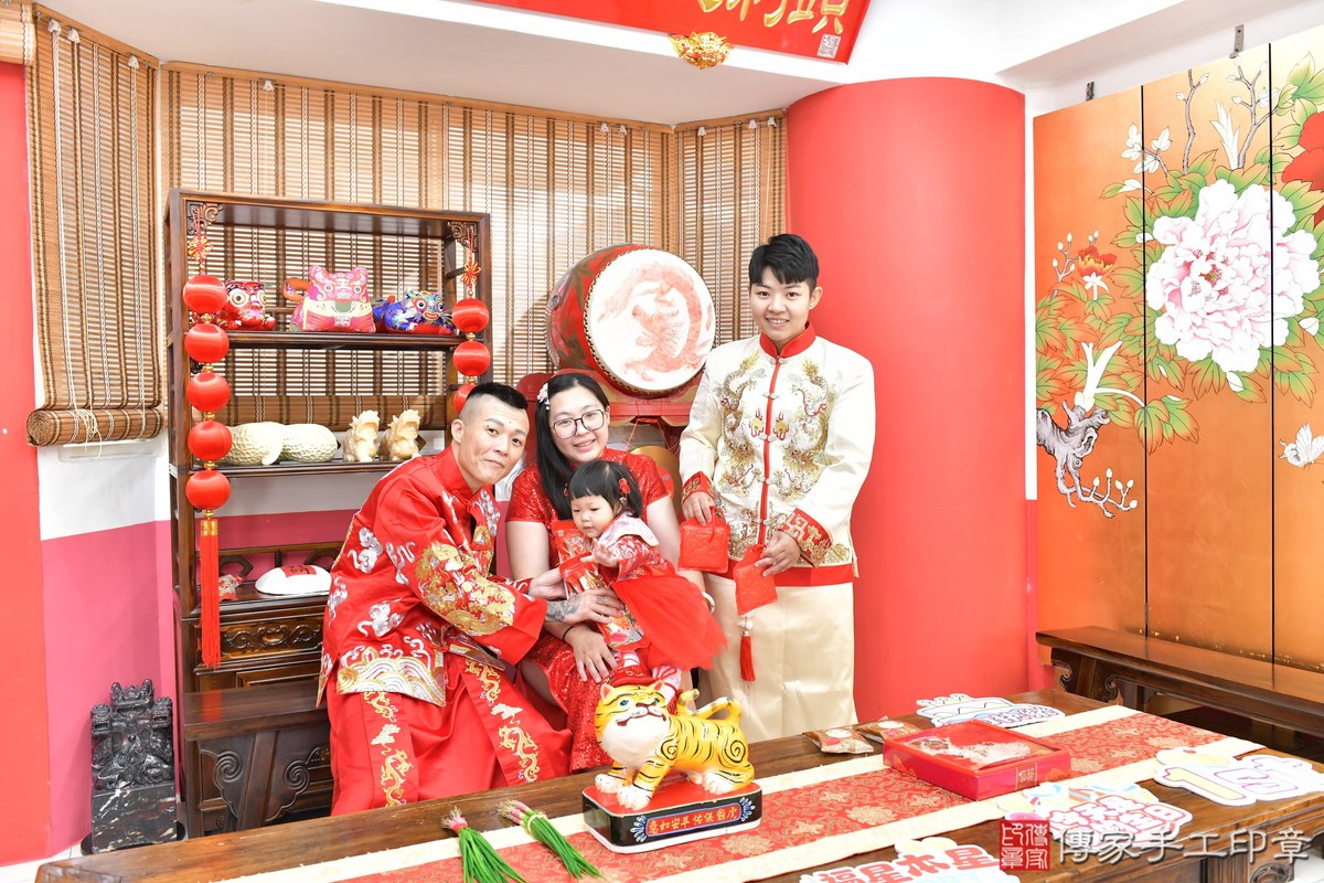 傳家手工印章高雄店、抓周、度晬、中國風會場、抓周道具物品、抓周證書、滿周歲、桐桐寶寶、高雄市、拍照、生日快樂