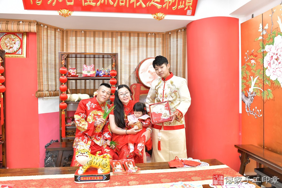 傳家手工印章高雄店、抓周、度晬、中國風會場、抓周道具物品、抓周證書、滿周歲、桐桐寶寶、高雄市、拍照、生日快樂