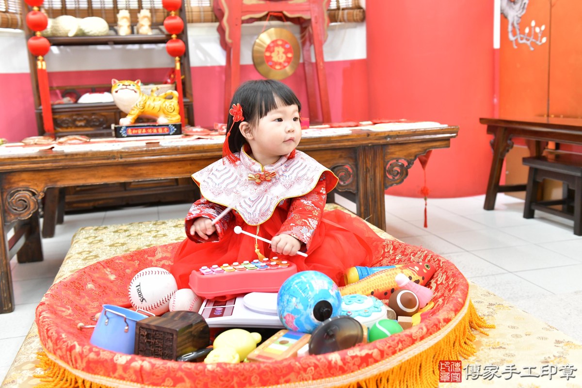 傳家手工印章高雄店、抓周、度晬、中國風會場、抓周道具物品、抓周證書、滿周歲、桐桐寶寶、高雄市、拍照、生日快樂