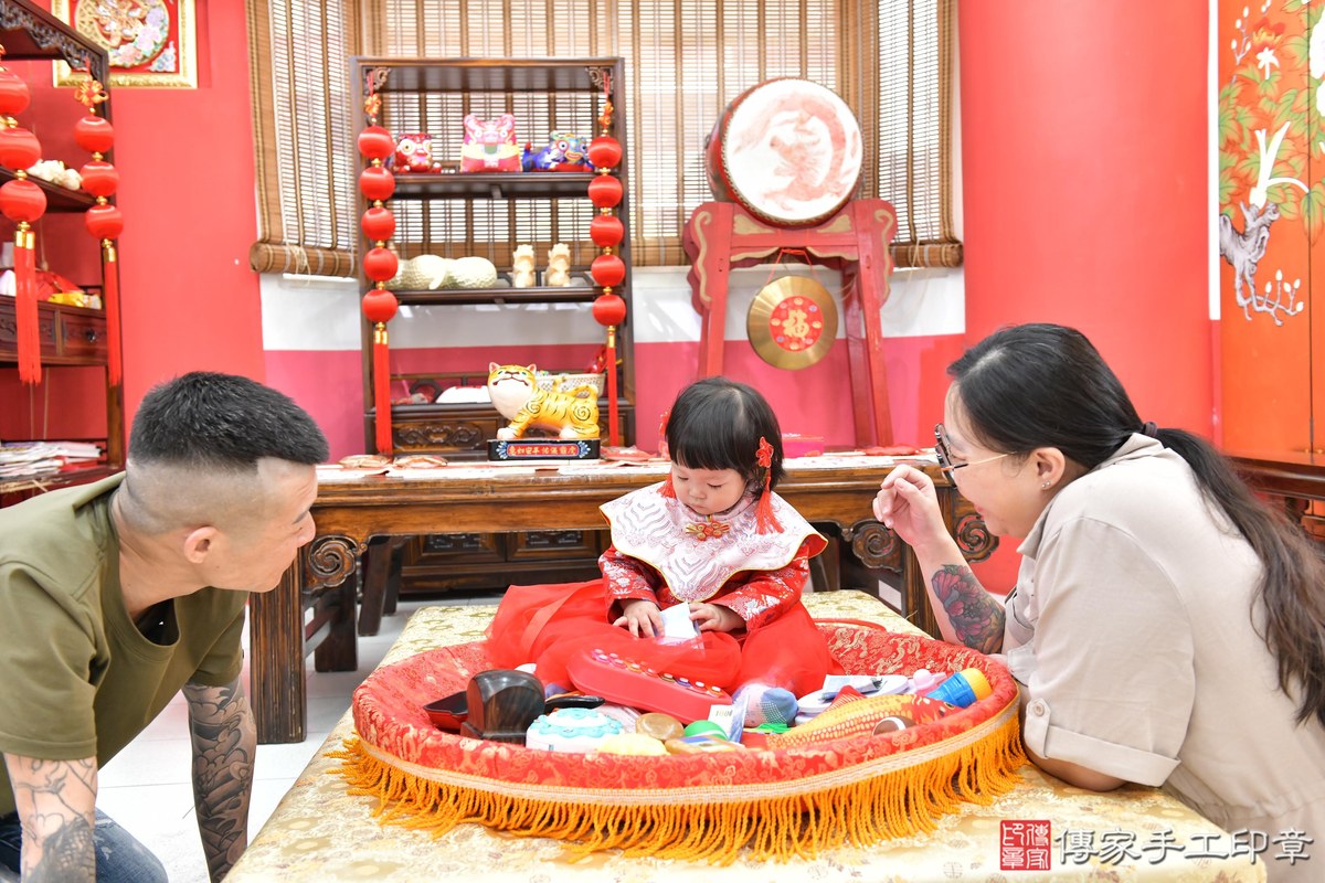 傳家手工印章高雄店、抓周、度晬、中國風會場、抓周道具物品、抓周證書、滿周歲、桐桐寶寶、高雄市、拍照、生日快樂