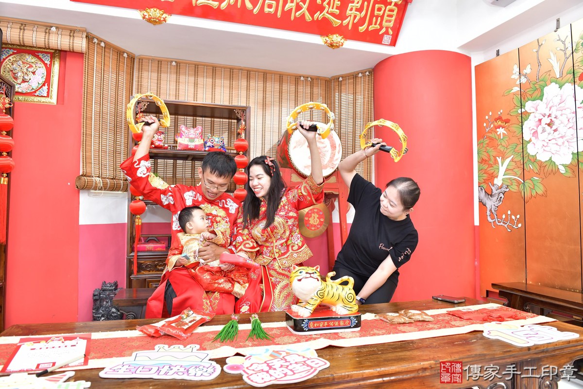 傳家手工印章高雄店、抓周、度晬、中國風會場、抓周道具物品、抓周證書、滿周歲、小紘寶寶、高雄市、拍照、生日快樂