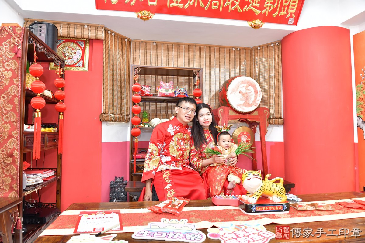 傳家手工印章高雄店、抓周、度晬、中國風會場、抓周道具物品、抓周證書、滿周歲、小紘寶寶、高雄市、拍照、生日快樂