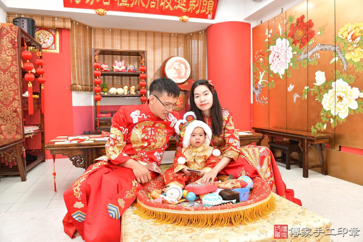 傳家手工印章高雄店、抓周、度晬、中國風會場、抓周道具物品、抓周證書、滿周歲、小紘寶寶、高雄市、拍照、生日快樂