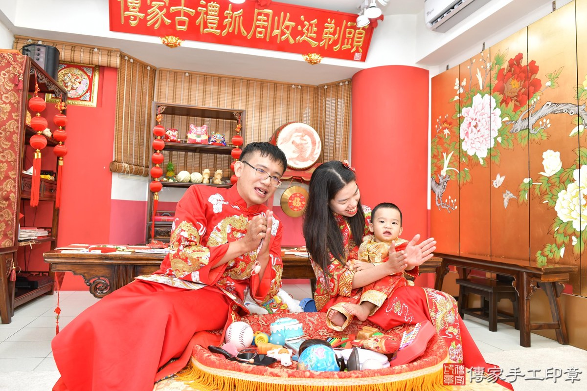 傳家手工印章高雄店、抓周、度晬、中國風會場、抓周道具物品、抓周證書、滿周歲、小紘寶寶、高雄市、拍照、生日快樂