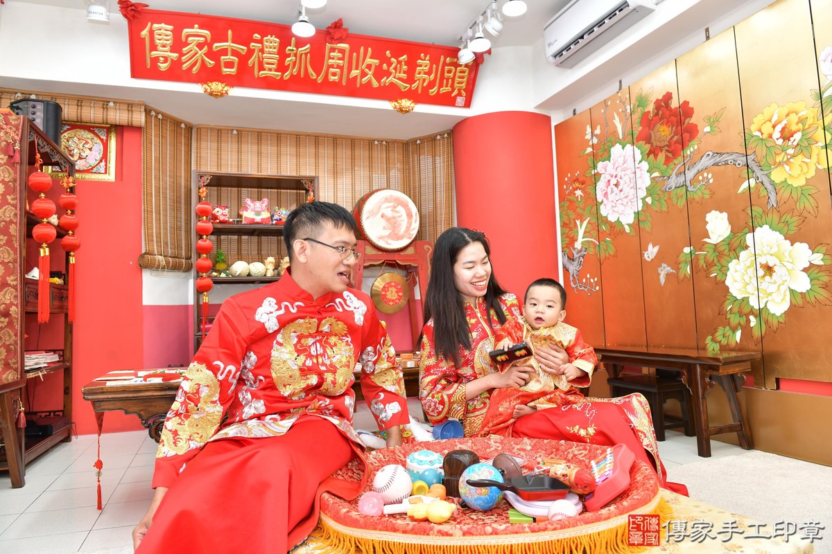 傳家手工印章高雄店、抓周、度晬、中國風會場、抓周道具物品、抓周證書、滿周歲、小紘寶寶、高雄市、拍照、生日快樂