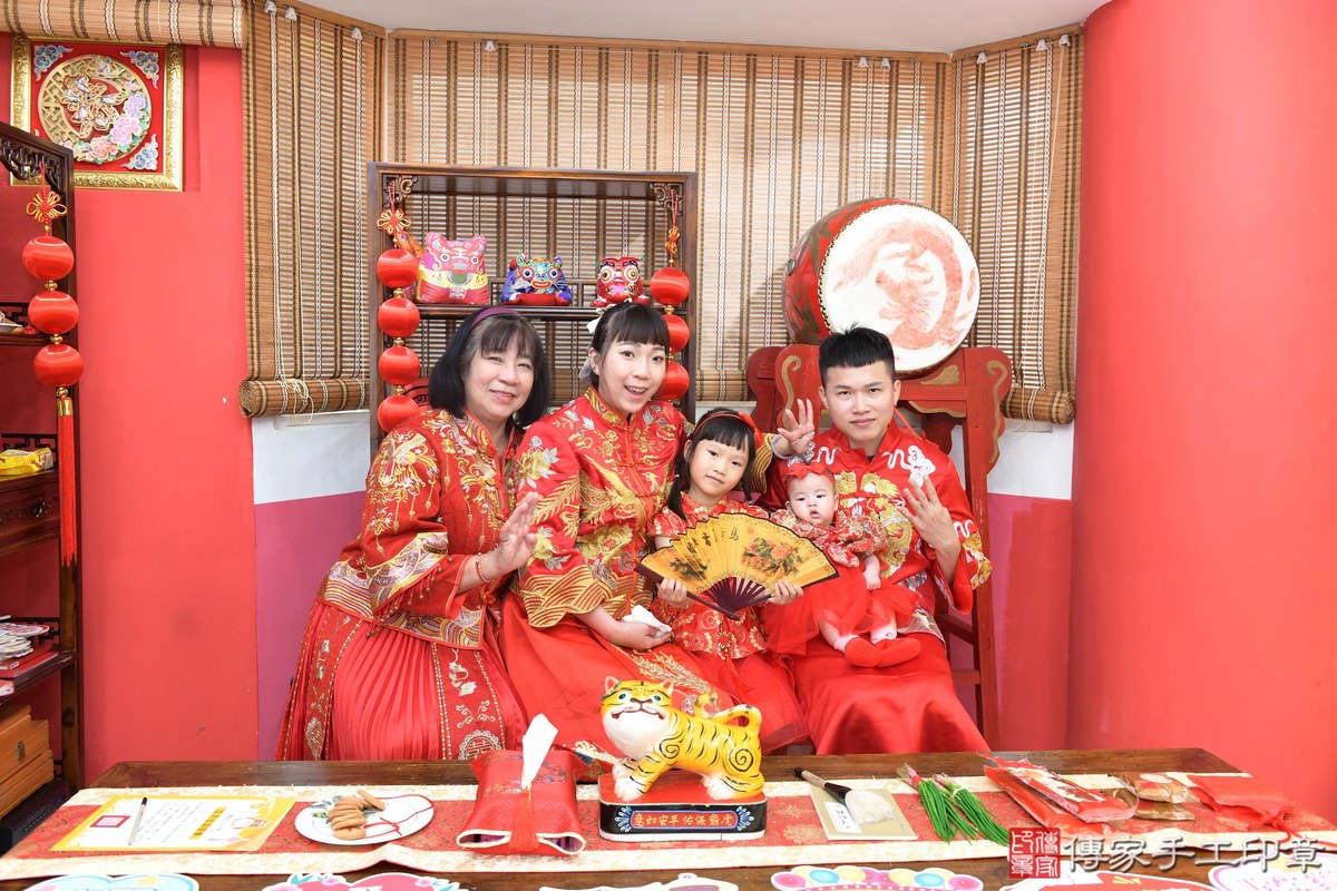 傳家手工印章高雄店、收涎、四個月、收涎餅、吉祥話、靜靜寶寶、高雄市、拍照、生日快樂