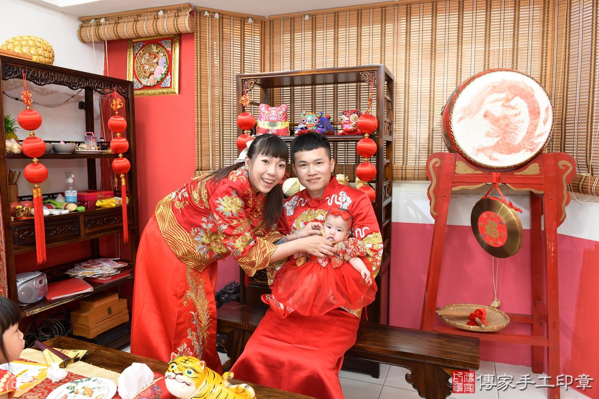 傳家手工印章高雄店、收涎、四個月、收涎餅、吉祥話、靜靜寶寶、高雄市、拍照、生日快樂