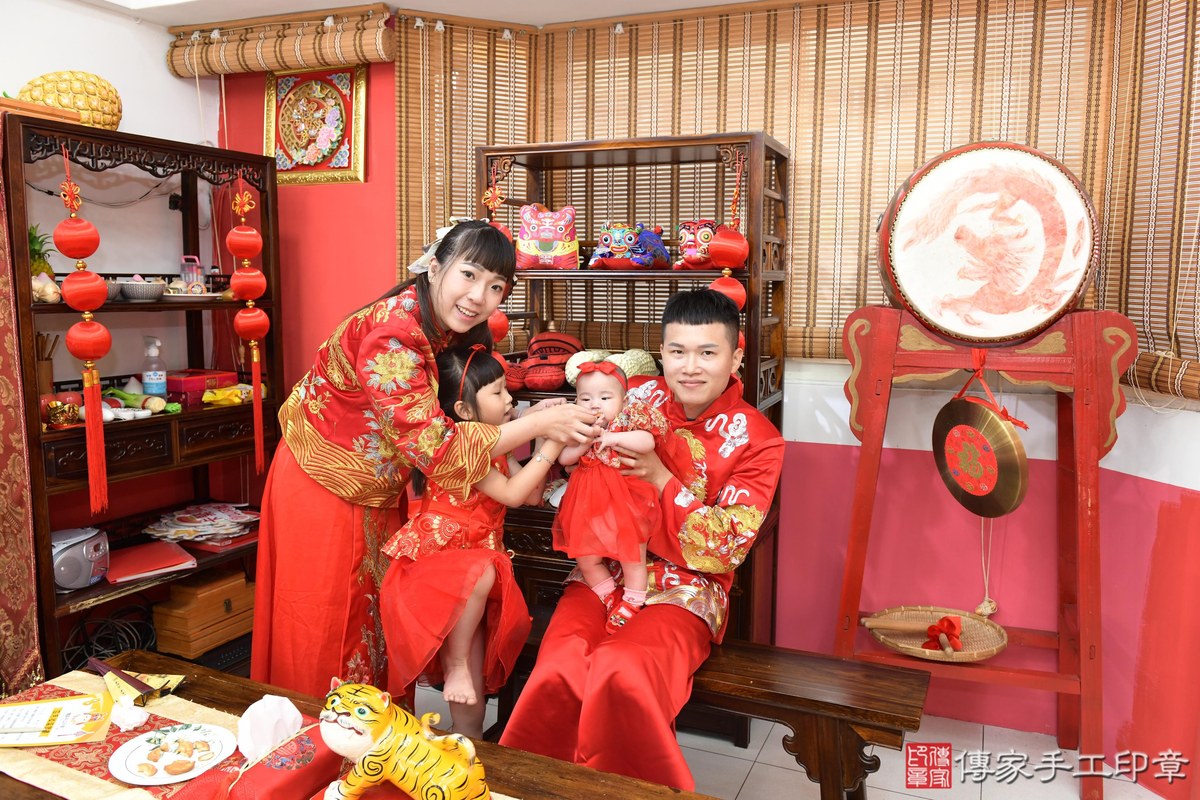 傳家手工印章高雄店、收涎、四個月、收涎餅、吉祥話、靜靜寶寶、高雄市、拍照、生日快樂