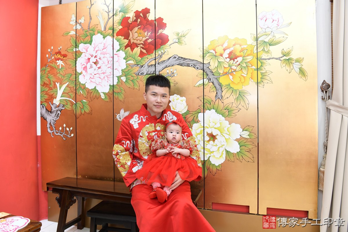 傳家手工印章高雄店、收涎、四個月、收涎餅、吉祥話、靜靜寶寶、高雄市、拍照、生日快樂