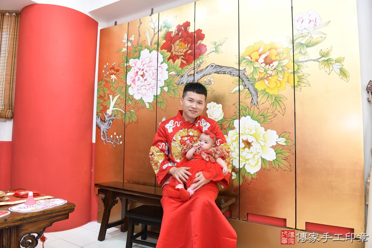 傳家手工印章高雄店、收涎、四個月、收涎餅、吉祥話、靜靜寶寶、高雄市、拍照、生日快樂