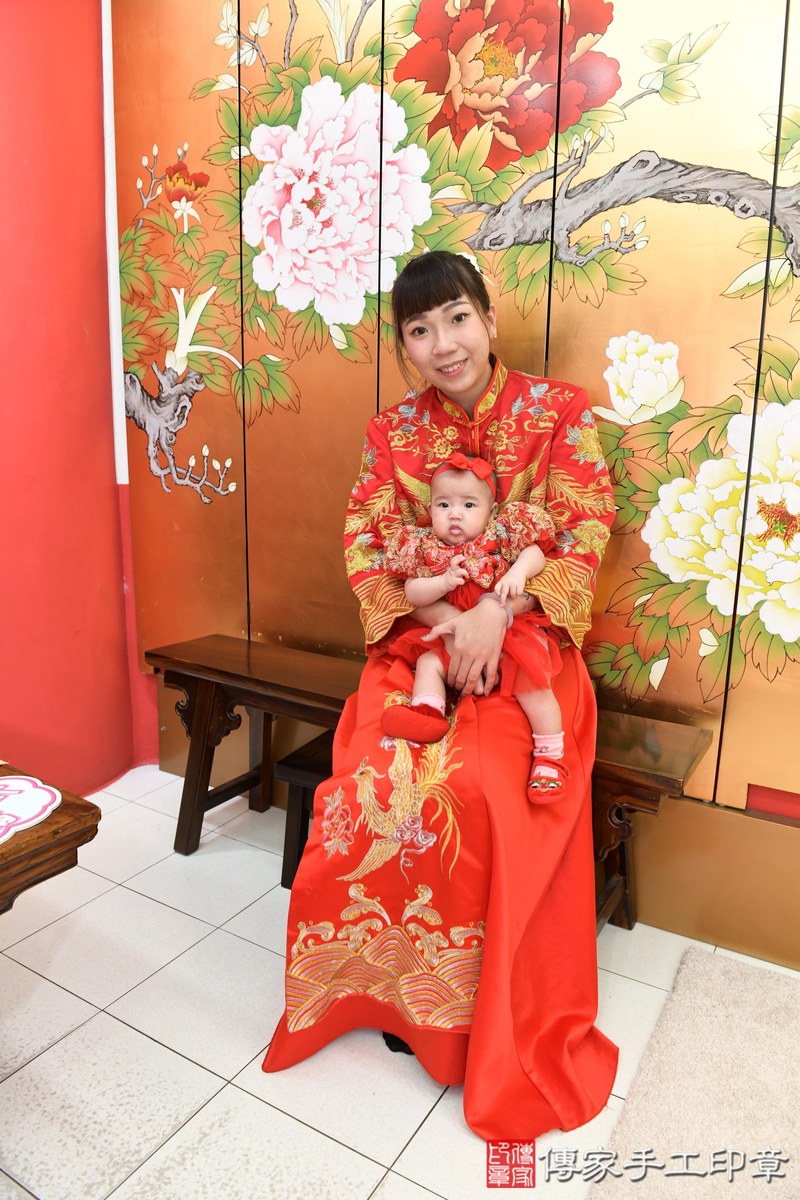 傳家手工印章高雄店、收涎、四個月、收涎餅、吉祥話、靜靜寶寶、高雄市、拍照、生日快樂