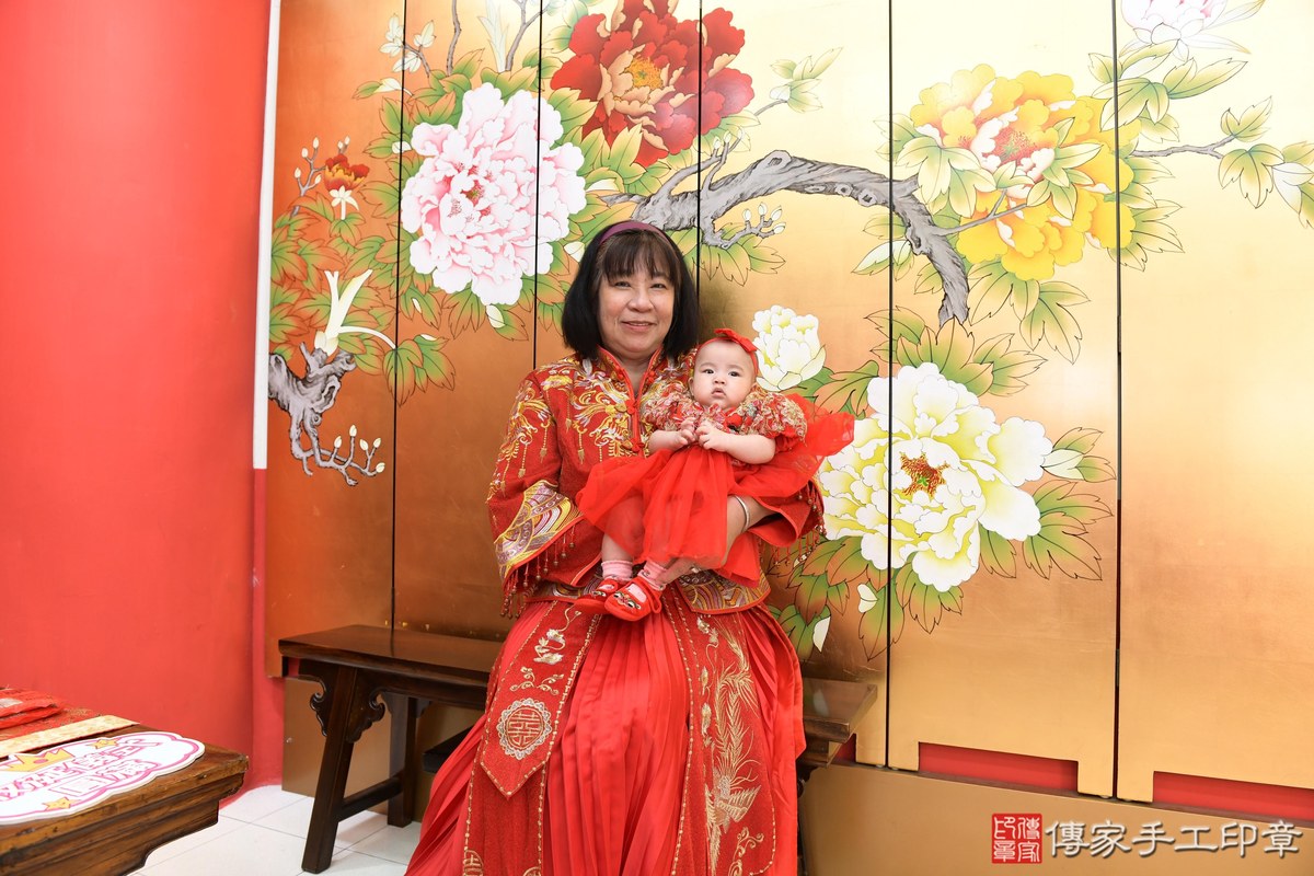 傳家手工印章高雄店、收涎、四個月、收涎餅、吉祥話、靜靜寶寶、高雄市、拍照、生日快樂
