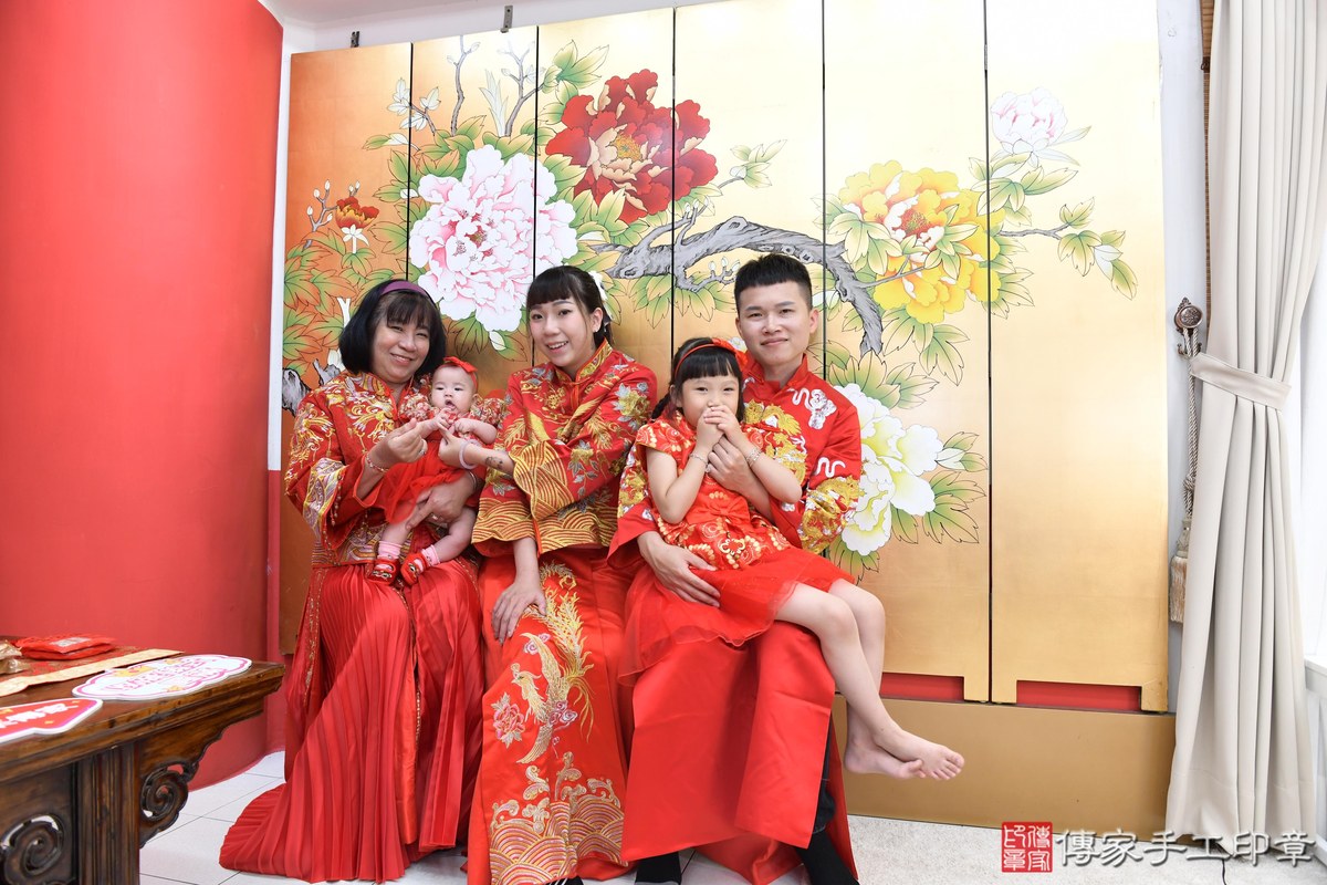 傳家手工印章高雄店、收涎、四個月、收涎餅、吉祥話、靜靜寶寶、高雄市、拍照、生日快樂
