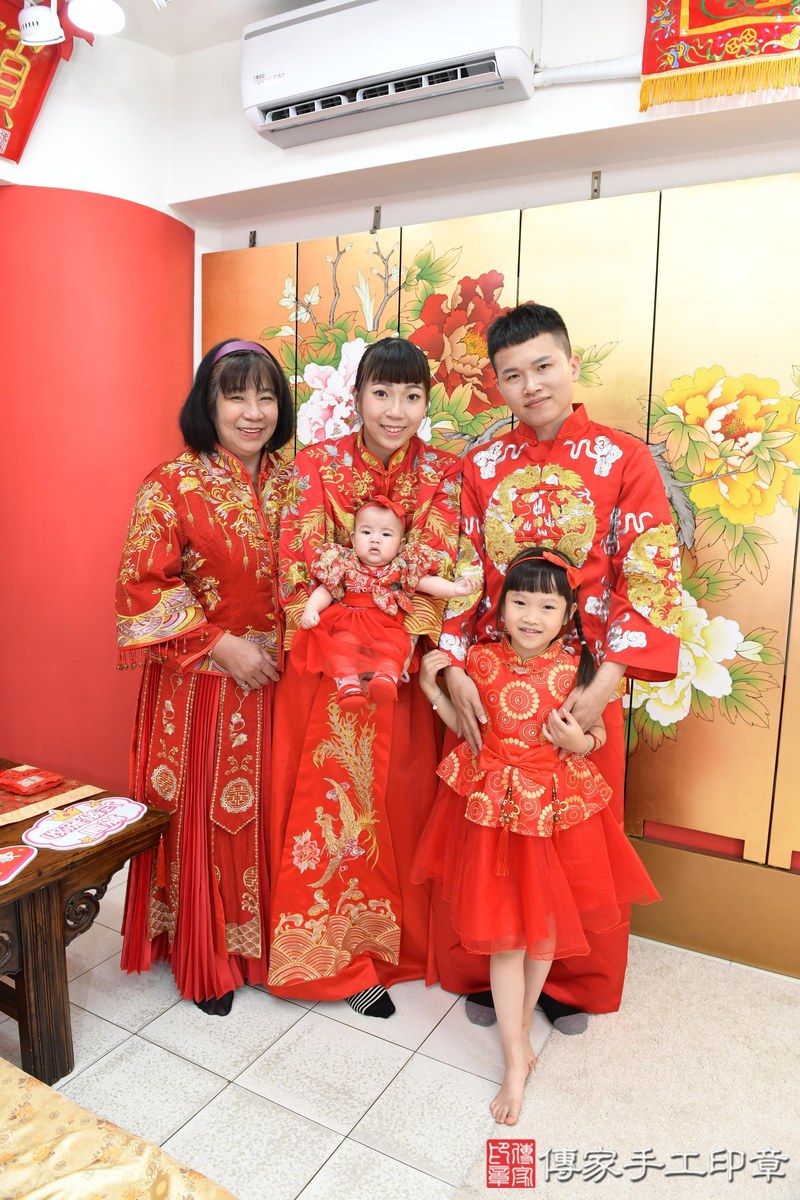 傳家手工印章高雄店、收涎、四個月、收涎餅、吉祥話、靜靜寶寶、高雄市、拍照、生日快樂
