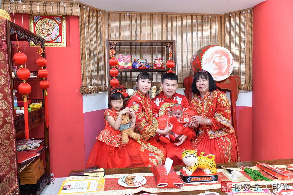 傳家手工印章高雄店、收涎、四個月、收涎餅、吉祥話、靜靜寶寶、高雄市、拍照、生日快樂