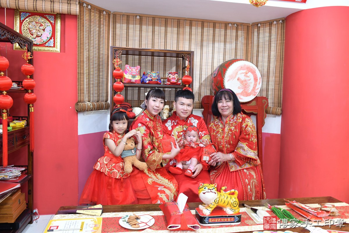 傳家手工印章高雄店、收涎、四個月、收涎餅、吉祥話、靜靜寶寶、高雄市、拍照、生日快樂