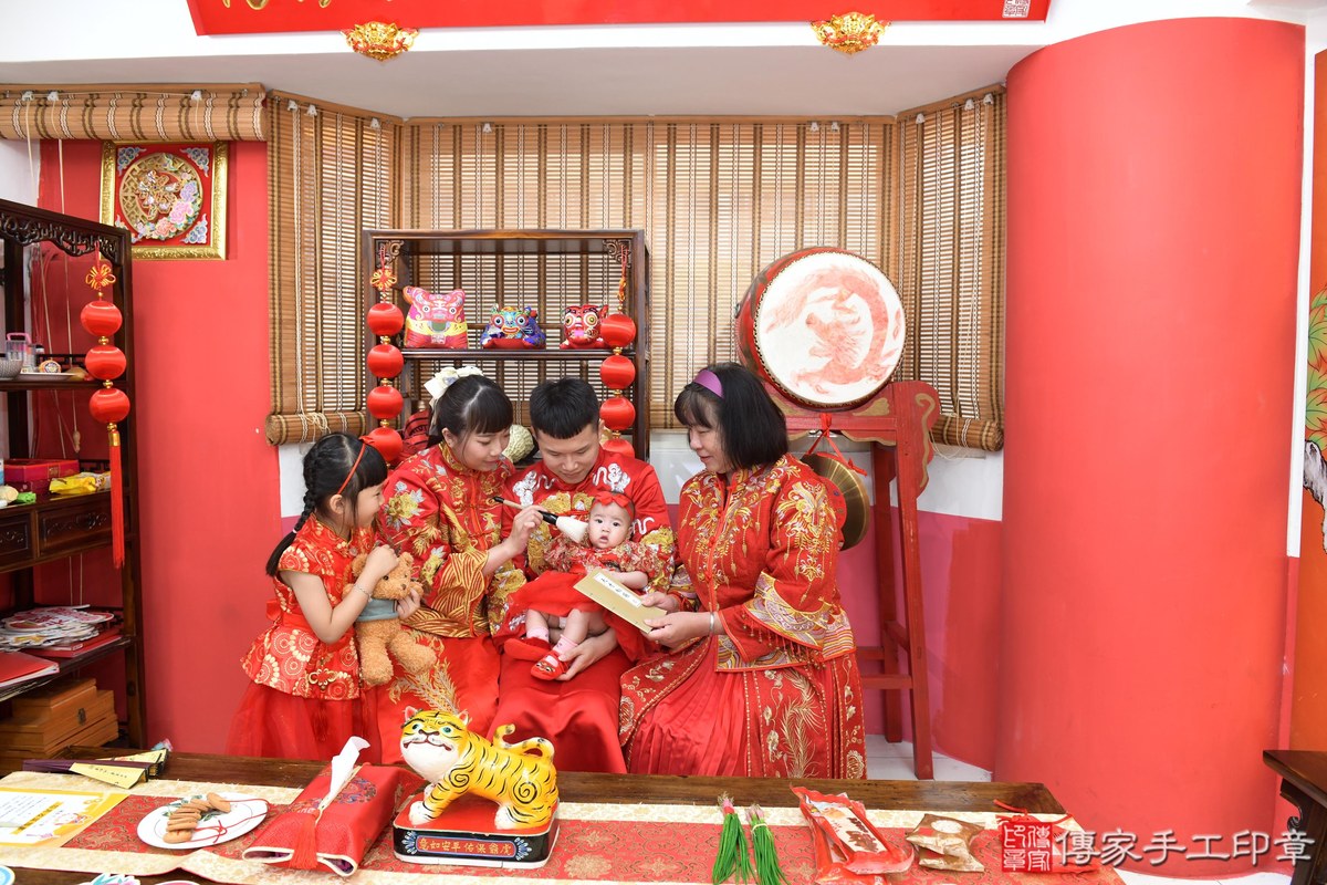 傳家手工印章高雄店、收涎、四個月、收涎餅、吉祥話、靜靜寶寶、高雄市、拍照、生日快樂
