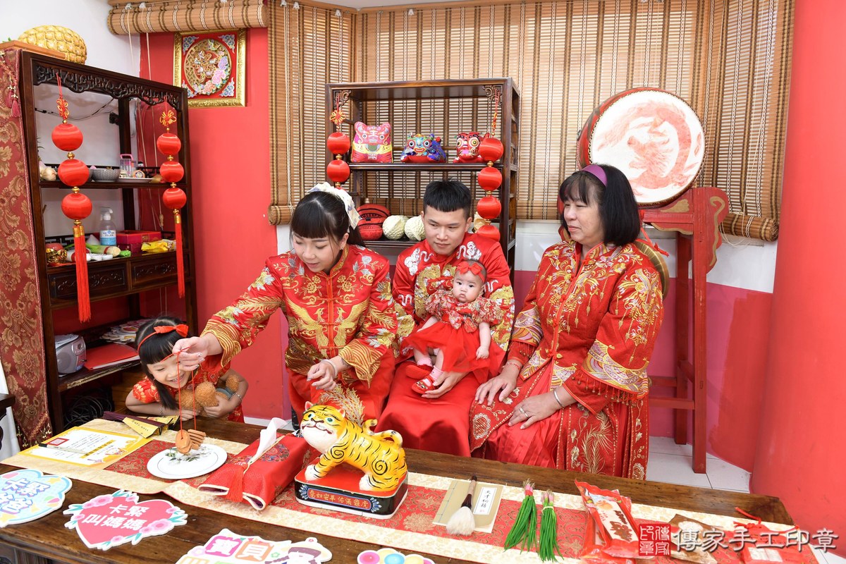 傳家手工印章高雄店、收涎、四個月、收涎餅、吉祥話、靜靜寶寶、高雄市、拍照、生日快樂