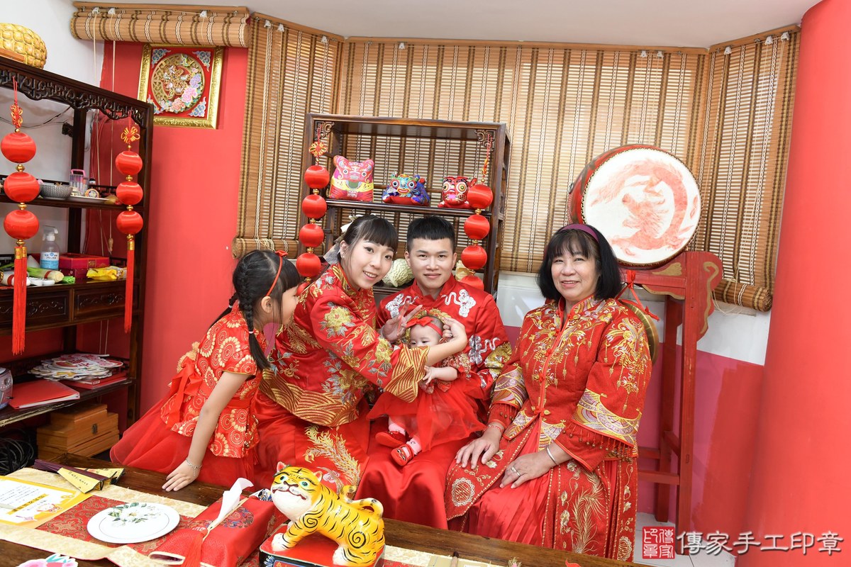 傳家手工印章高雄店、收涎、四個月、收涎餅、吉祥話、靜靜寶寶、高雄市、拍照、生日快樂