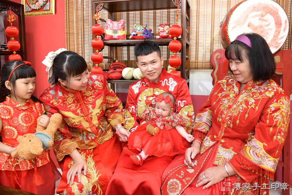 傳家手工印章高雄店、收涎、四個月、收涎餅、吉祥話、靜靜寶寶、高雄市、拍照、生日快樂