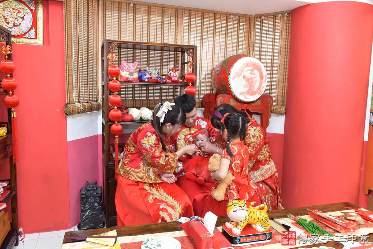 傳家手工印章高雄店、收涎、四個月、收涎餅、吉祥話、靜靜寶寶、高雄市、拍照、生日快樂