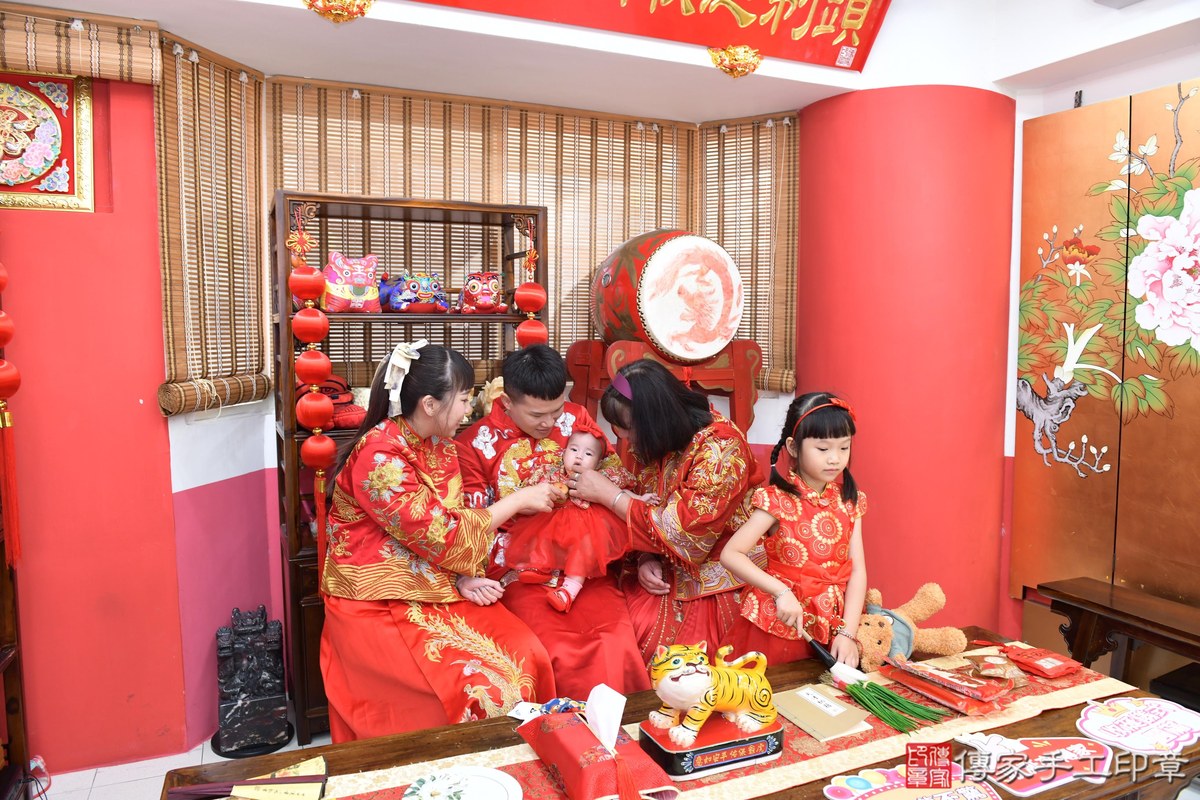 傳家手工印章高雄店、收涎、四個月、收涎餅、吉祥話、靜靜寶寶、高雄市、拍照、生日快樂