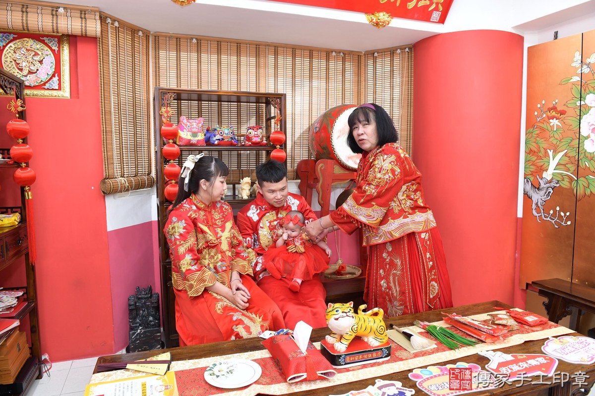 傳家手工印章高雄店、收涎、四個月、收涎餅、吉祥話、靜靜寶寶、高雄市、拍照、生日快樂