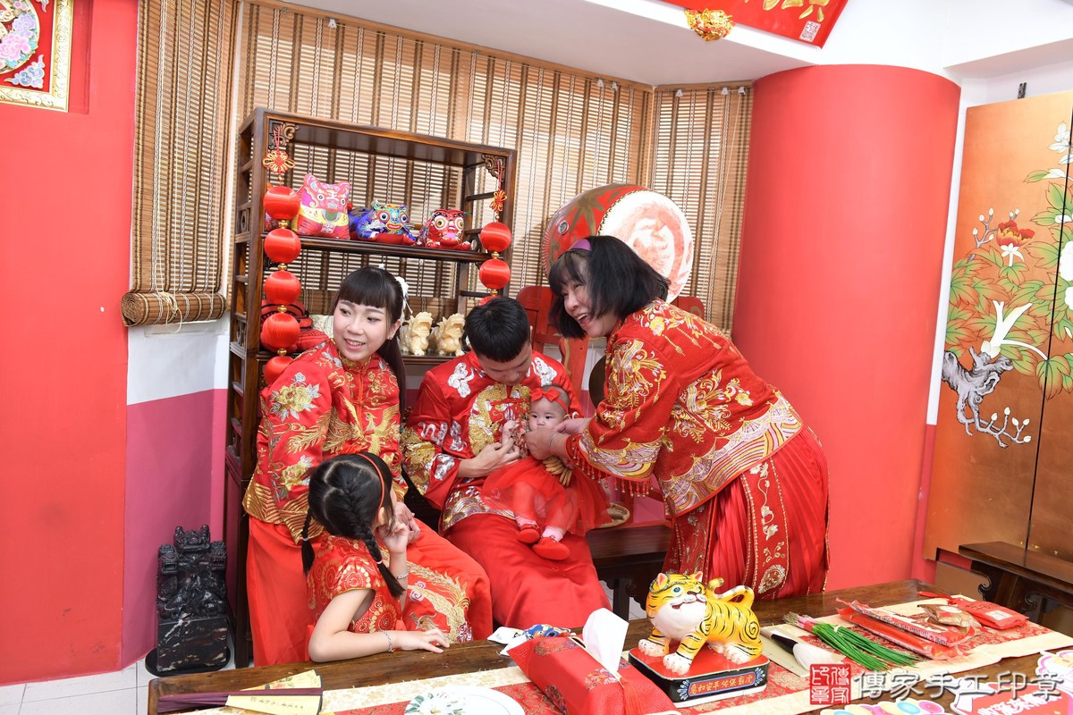傳家手工印章高雄店、收涎、四個月、收涎餅、吉祥話、靜靜寶寶、高雄市、拍照、生日快樂