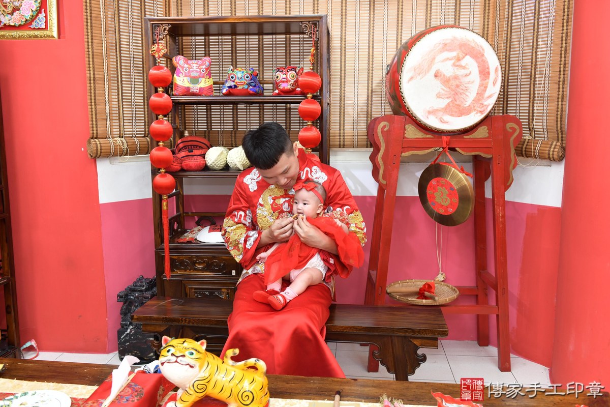 傳家手工印章高雄店、收涎、四個月、收涎餅、吉祥話、靜靜寶寶、高雄市、拍照、生日快樂