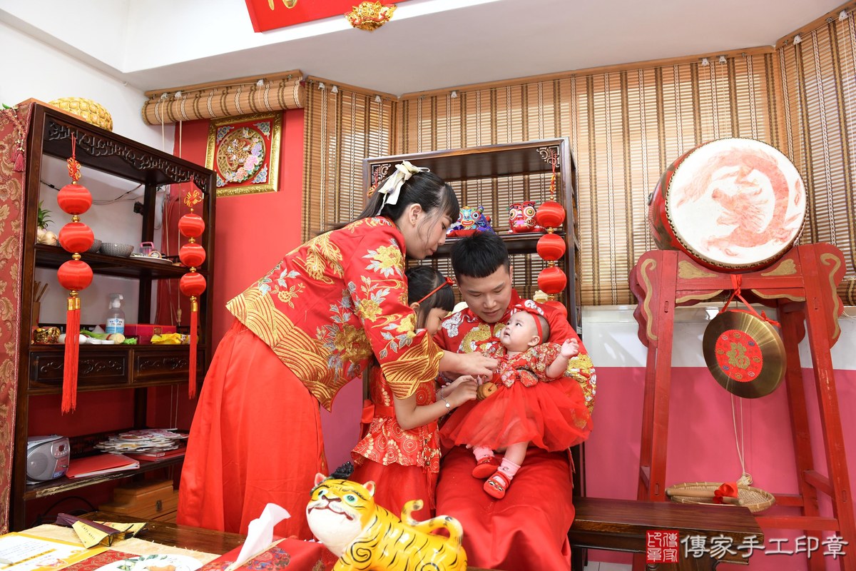 傳家手工印章高雄店、收涎、四個月、收涎餅、吉祥話、靜靜寶寶、高雄市、拍照、生日快樂