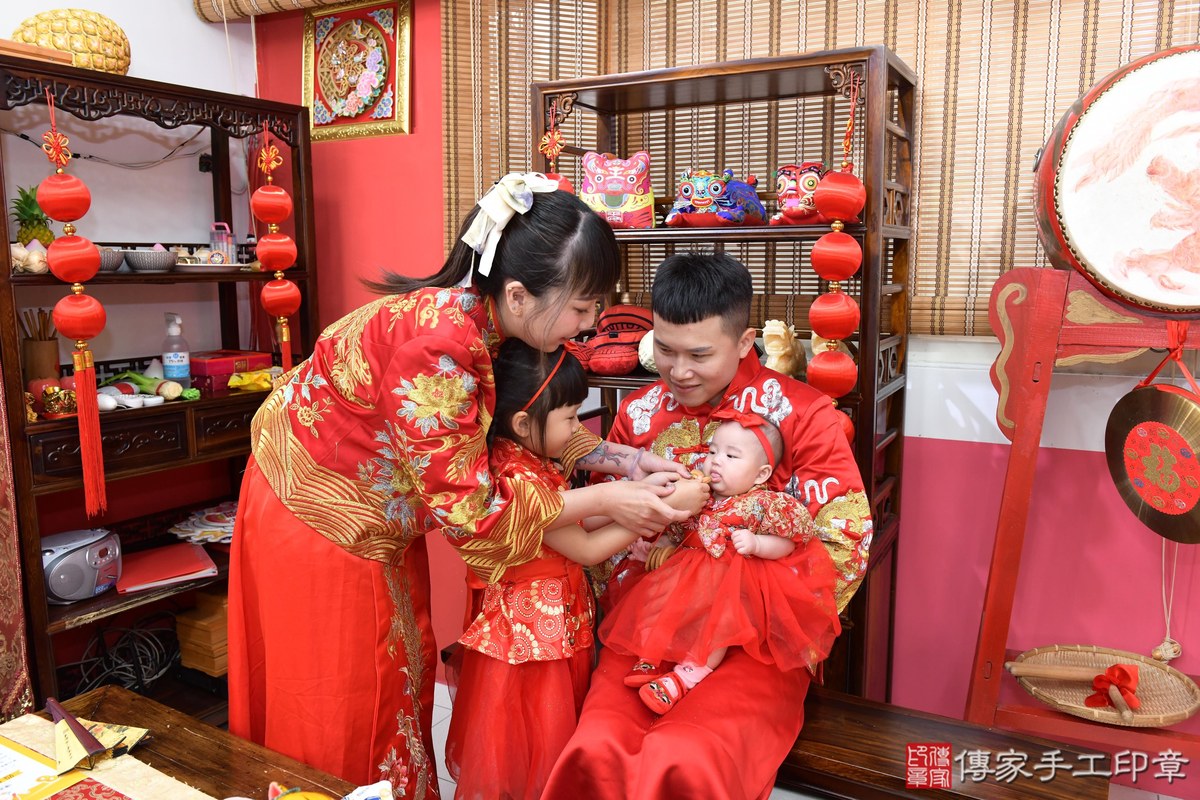 傳家手工印章高雄店、收涎、四個月、收涎餅、吉祥話、靜靜寶寶、高雄市、拍照、生日快樂