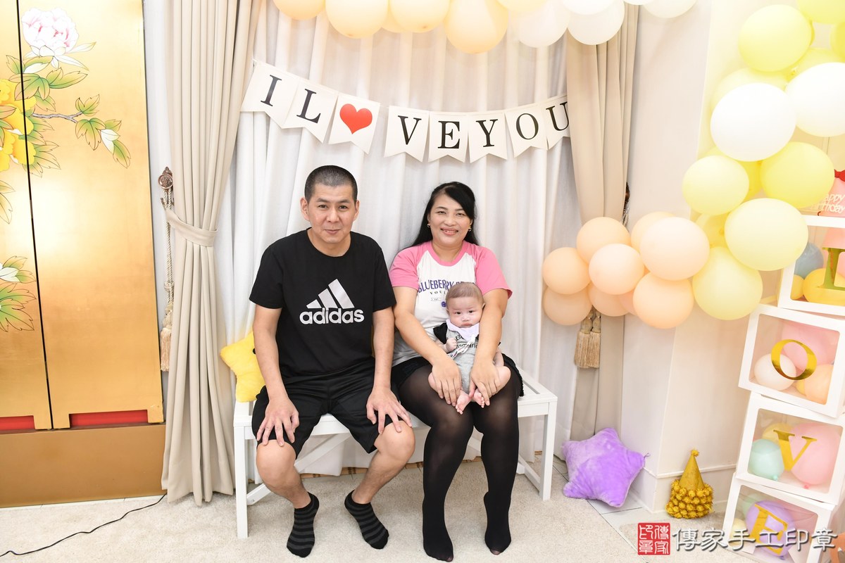 傳家手工印章高雄店、收涎、四個月、收涎餅、吉祥話、博博寶寶、高雄市、拍照、生日快樂