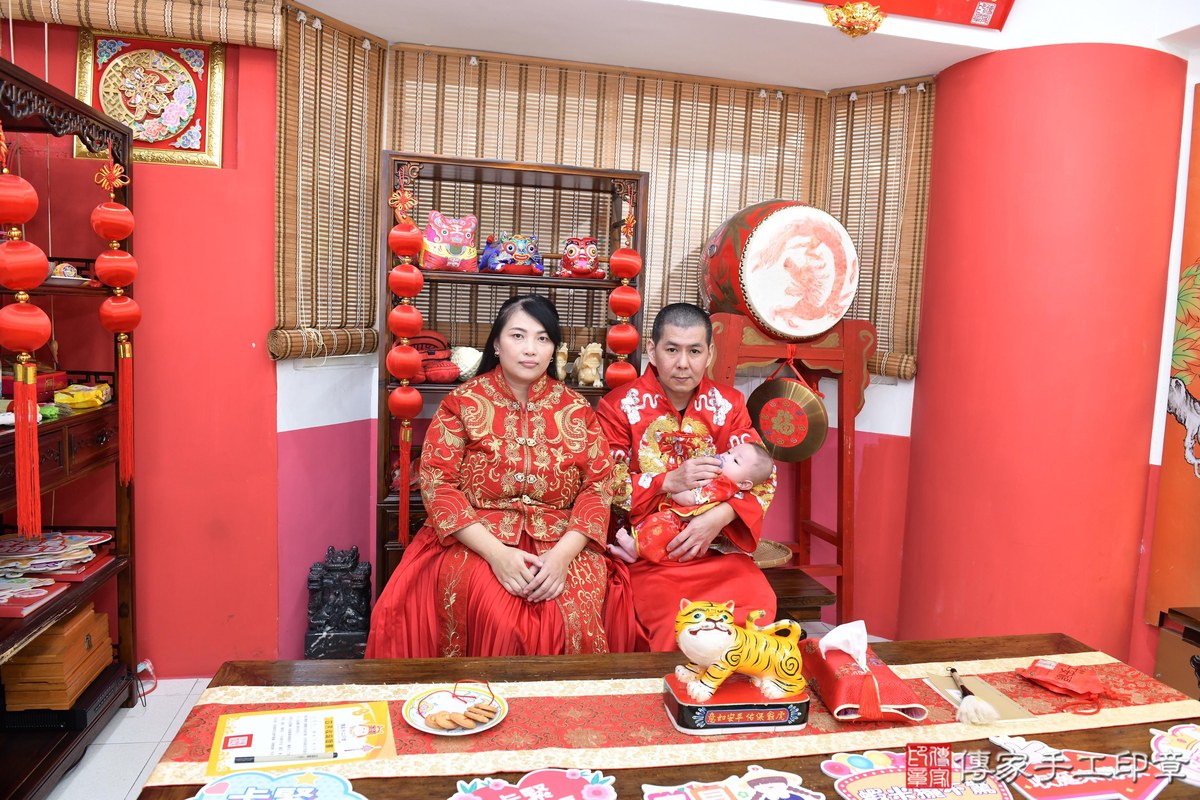 傳家手工印章高雄店、收涎、四個月、收涎餅、吉祥話、博博寶寶、高雄市、拍照、生日快樂