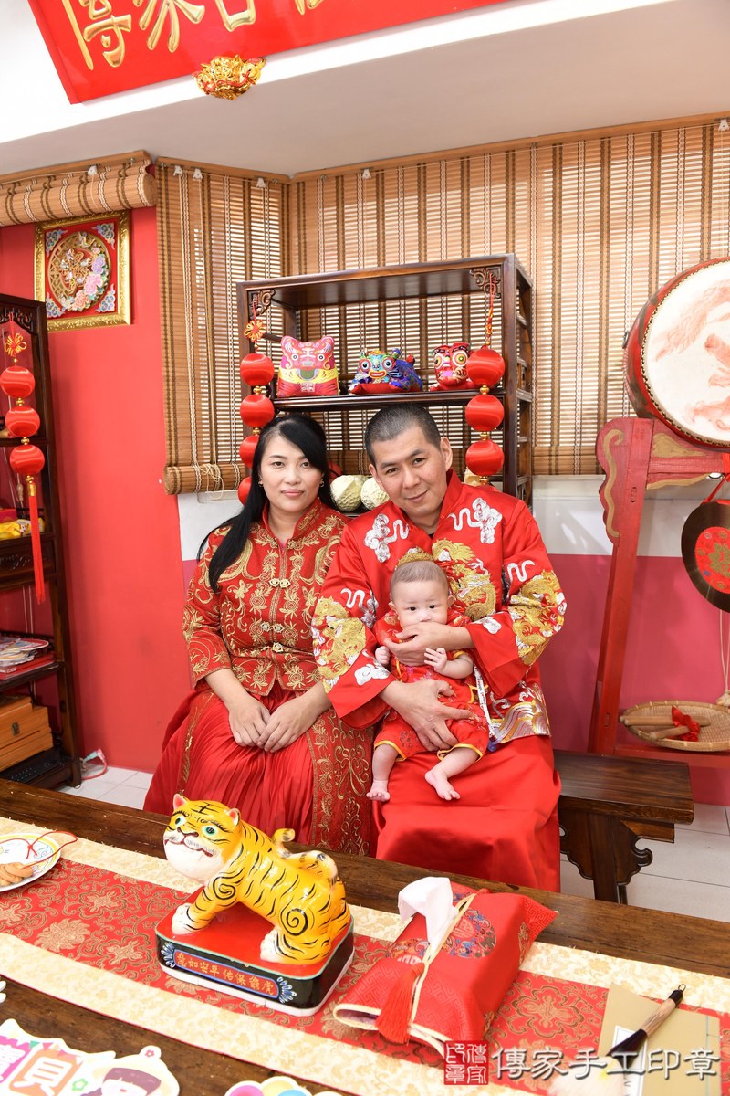 傳家手工印章高雄店、收涎、四個月、收涎餅、吉祥話、博博寶寶、高雄市、拍照、生日快樂