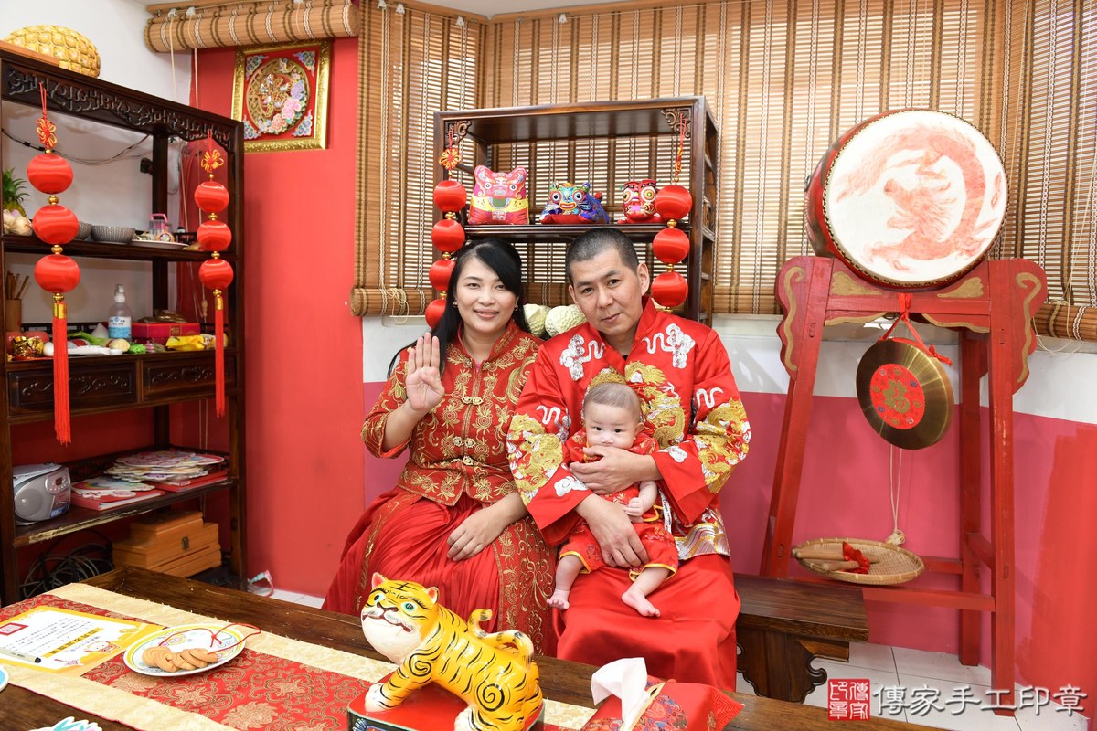 傳家手工印章高雄店、收涎、四個月、收涎餅、吉祥話、博博寶寶、高雄市、拍照、生日快樂